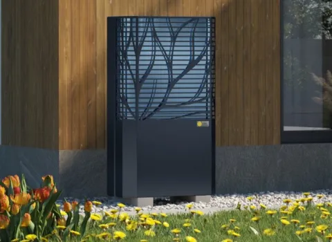 Die Wärmepumpe AeroCalima von Pradigma vor einem Haus.